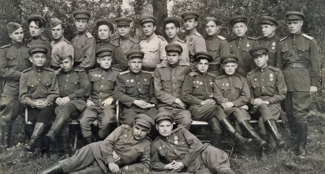 М. Б. Люльев (сидит в первом ряду третий справа) М. Б. Люльев (сидит в первом ряду третий справа)