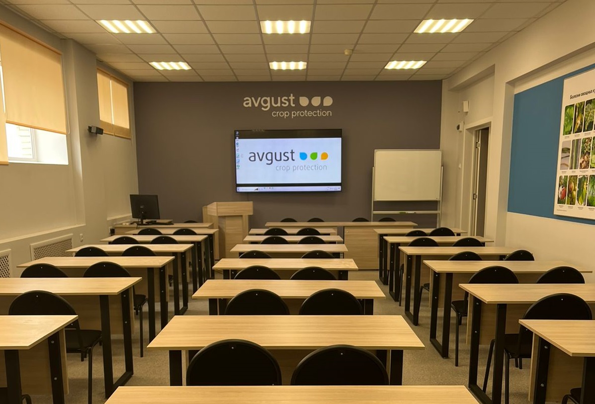 "August" a prezentat Universitatea de Stat din Sankt Petersburg cu o nouă audiență