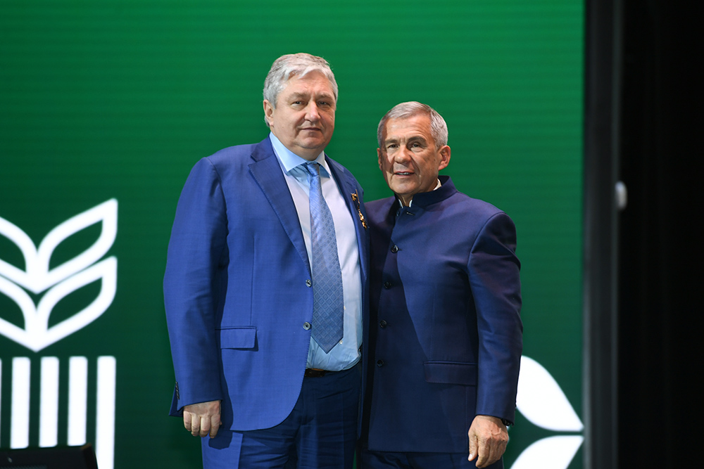 Rustam Minnikhanov i-a acordat lui Alexander Uskov, șeful grupului de companii din August, Ordinul Duslyk